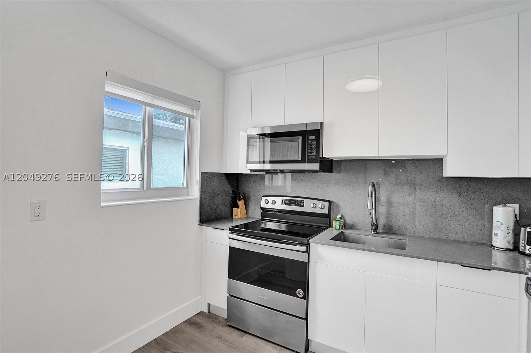 BAY LINCOLN - Residential Lease