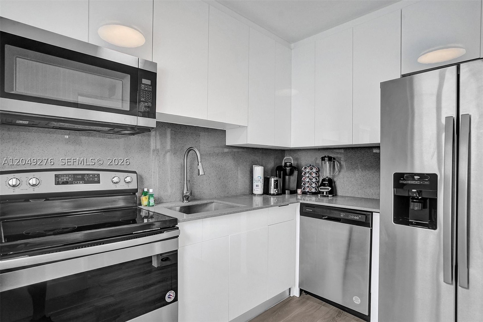 BAY LINCOLN - Residential Lease