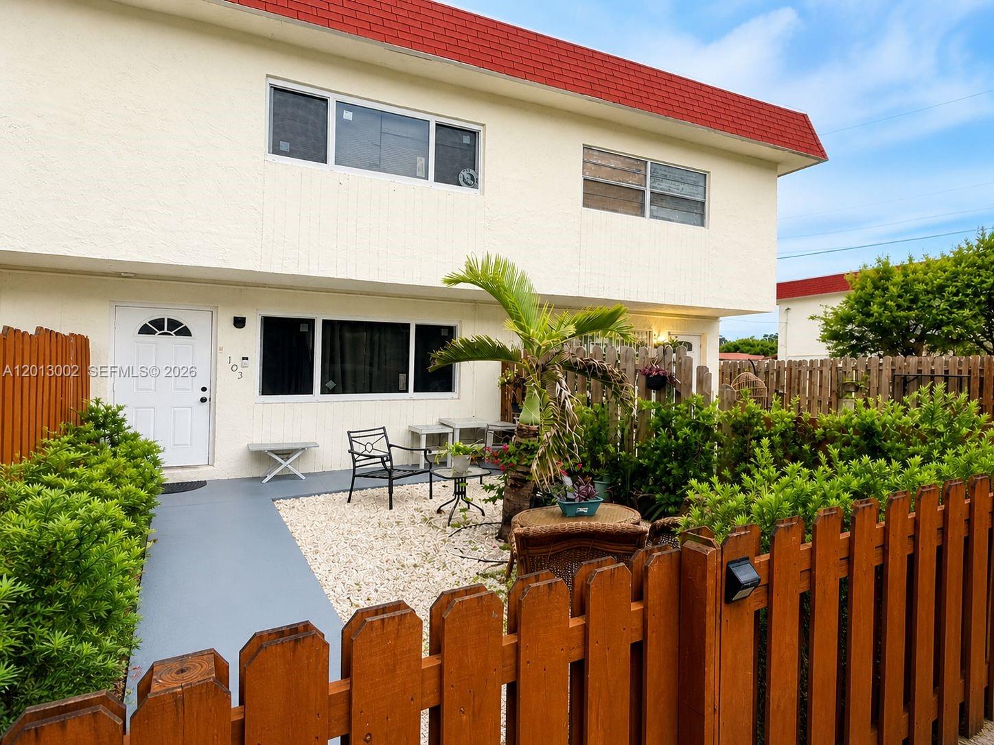 THE LOFTS TOWN VILLAS CON - Residential