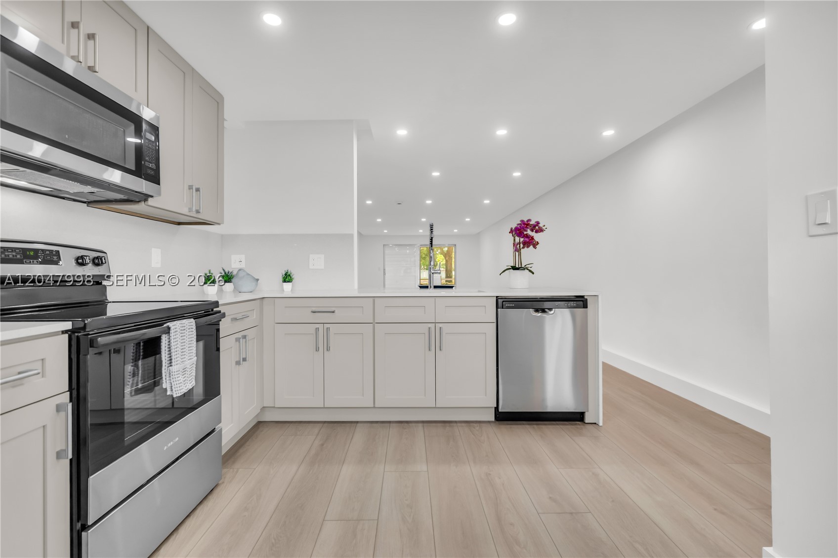 LUCAYA VILLAGE 1-E CONDO - Residential