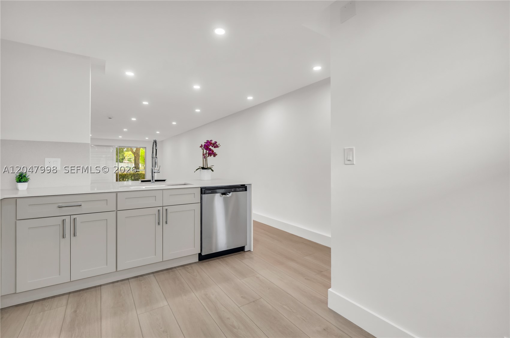 LUCAYA VILLAGE 1-E CONDO - Residential