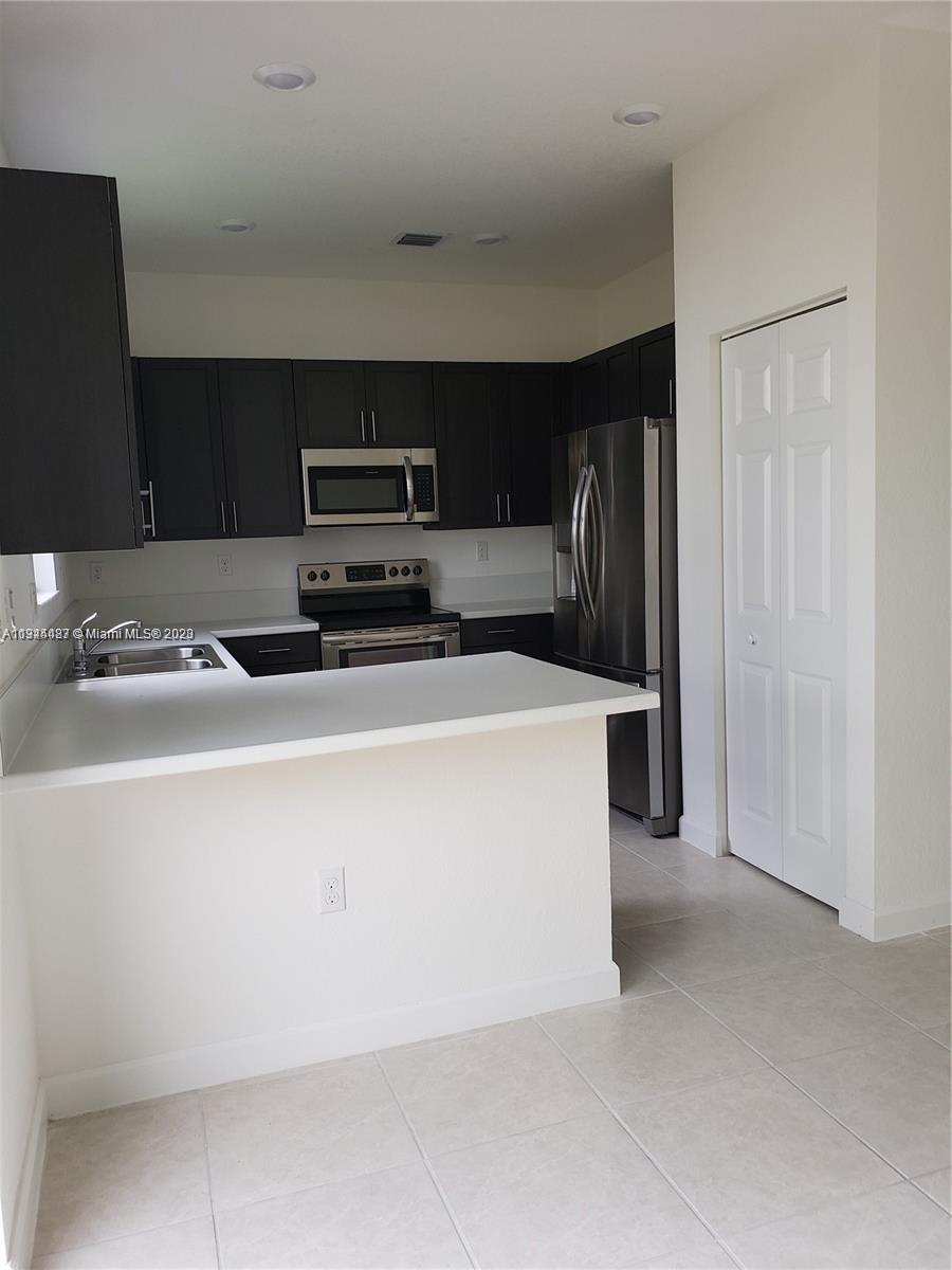 STELLAR PEMBROKE PINES - Residential