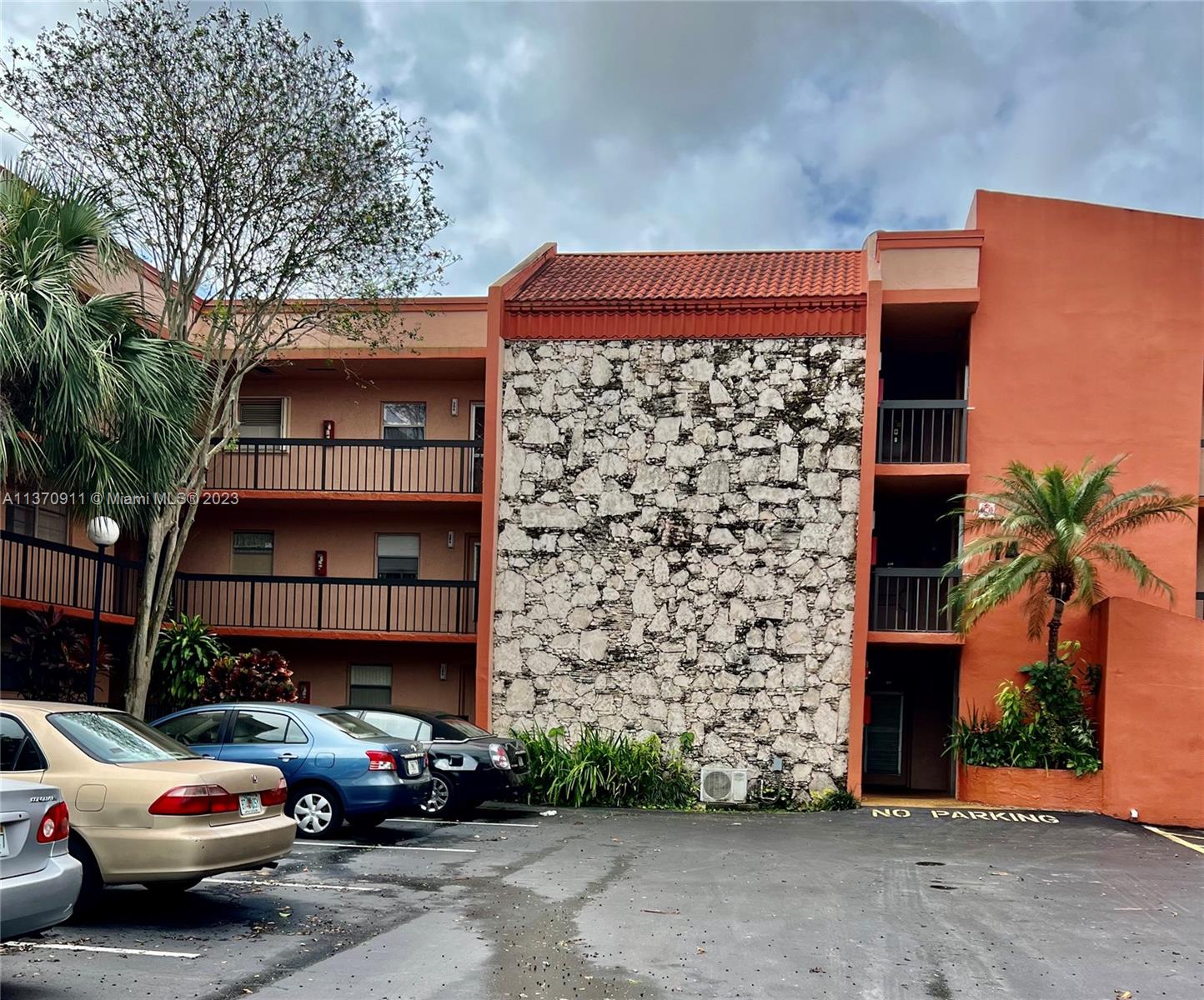 Great condo, 1 bedroom and 1 bath, high gloss kitchen cabinets and onyx countertops, laminate floors in the living room and bedroom, very spacious unit with enclosed patio being used as an extra room. (New a/c and water heater). Holiday Springs is a 55+ community with great amenities, clubhouse, pool and much more.
Association requires minimum 650 credit score, 20% down, 6 months of maintenance in advance for 18 months, no rentals allowed.