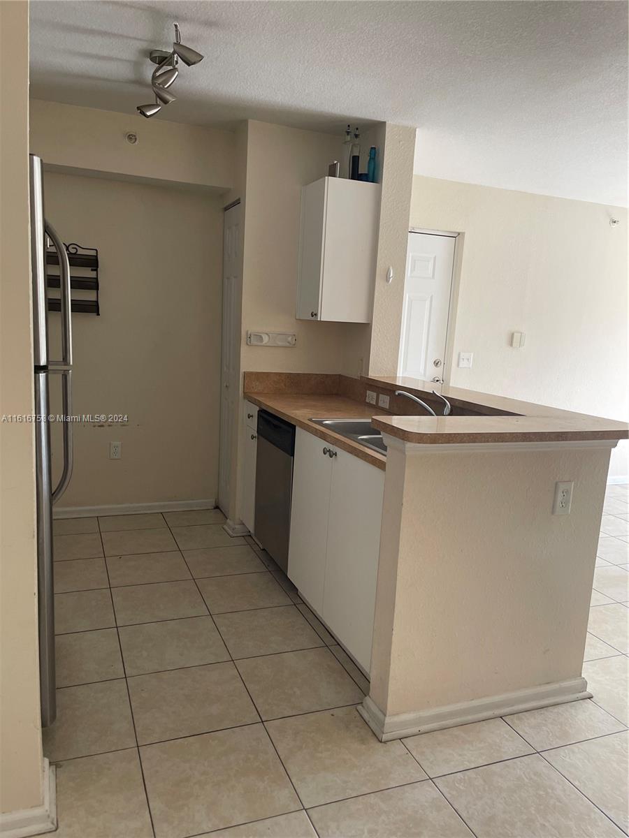 VISTA TRACE 2 CONDO - Residential Lease