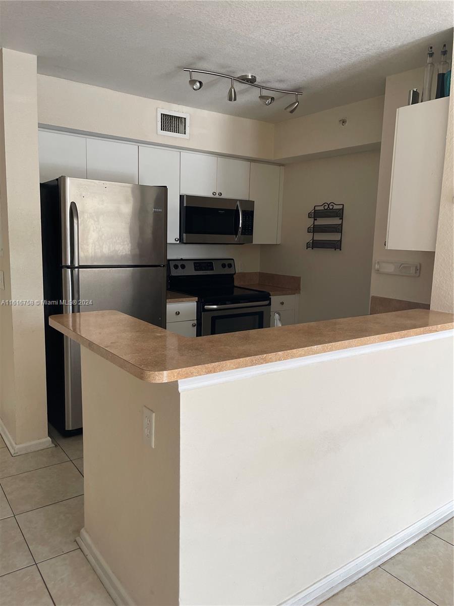 VISTA TRACE 2 CONDO - Residential Lease