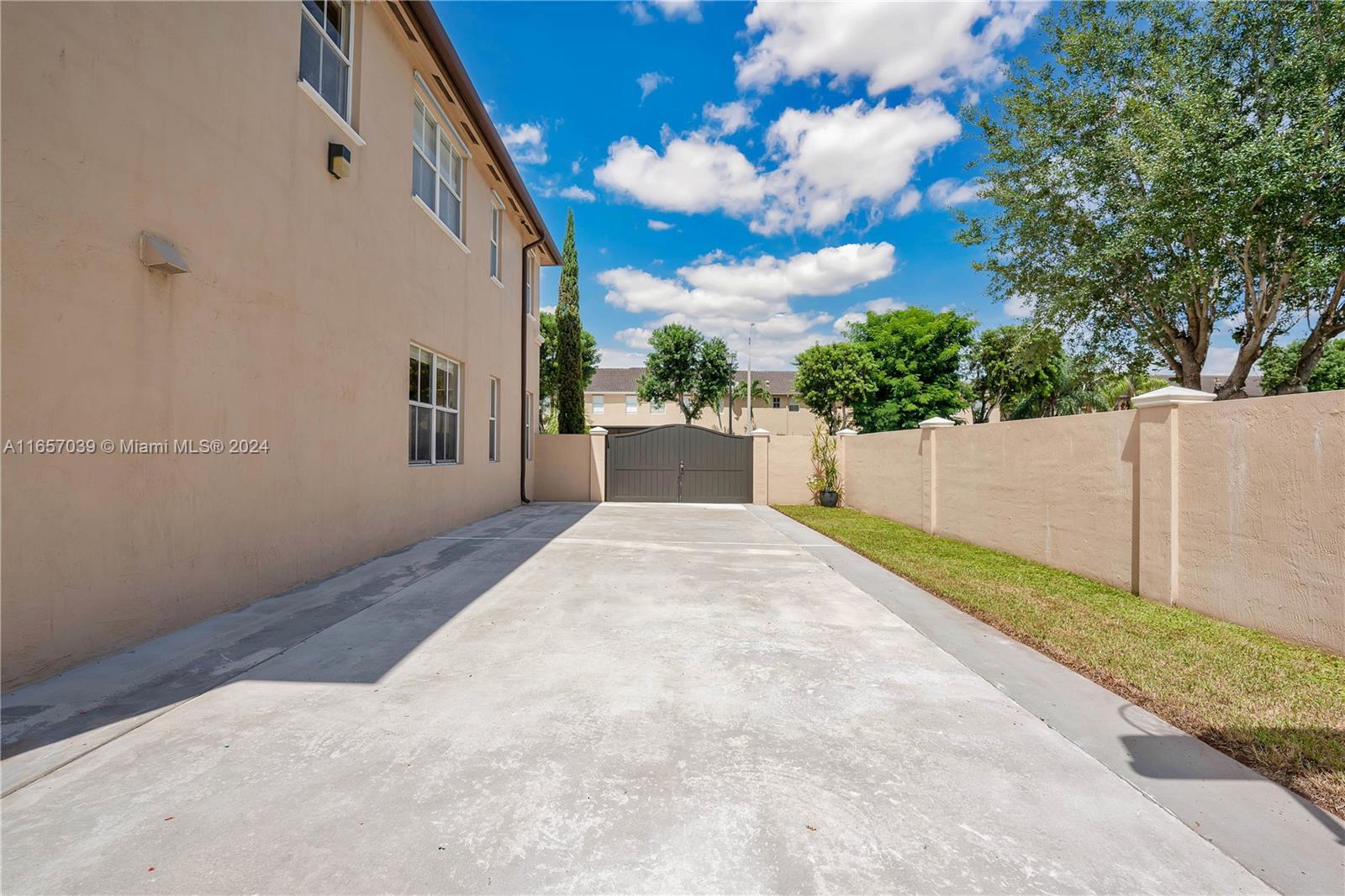 A B AT TAMIAMI TRAIL PHAS - Residential