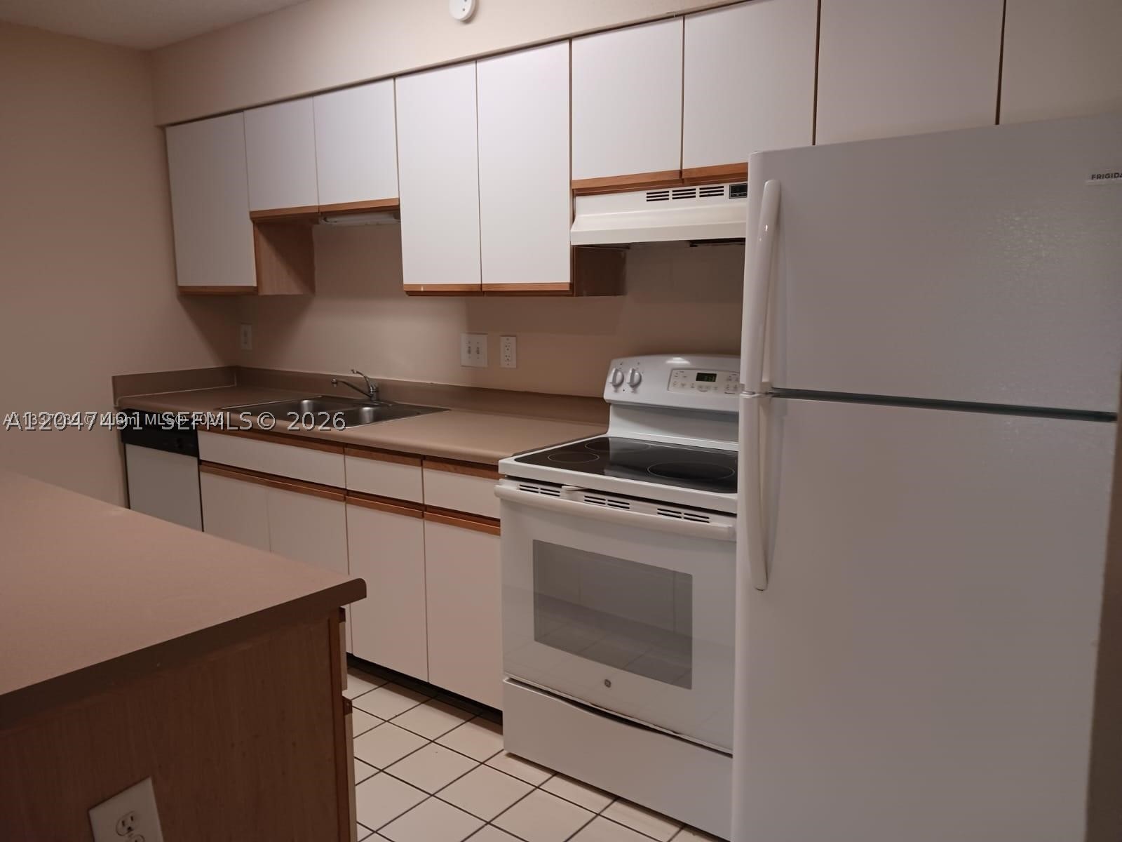 WINDWARD LAKES CONDO - Residential