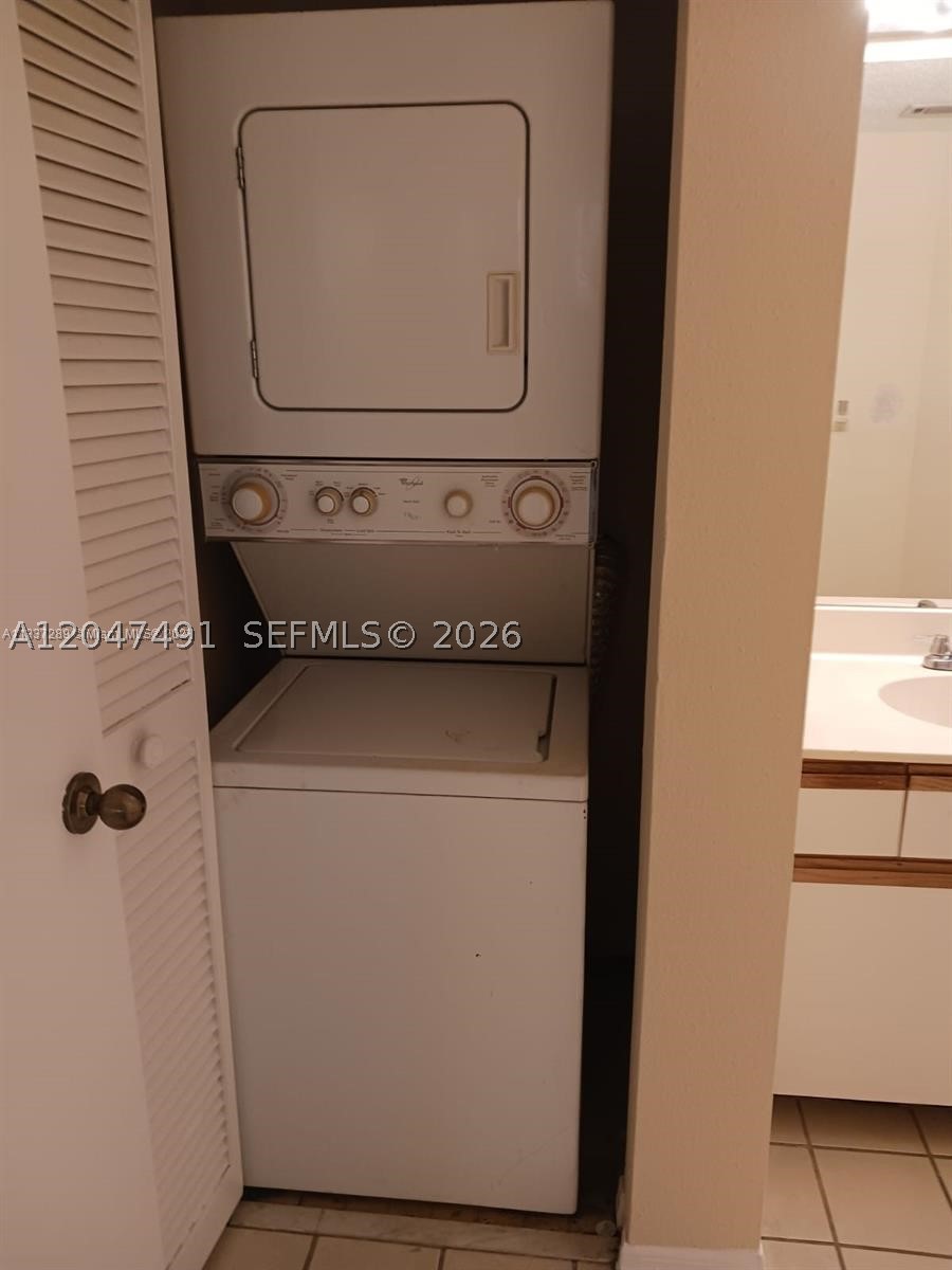WINDWARD LAKES CONDO - Residential