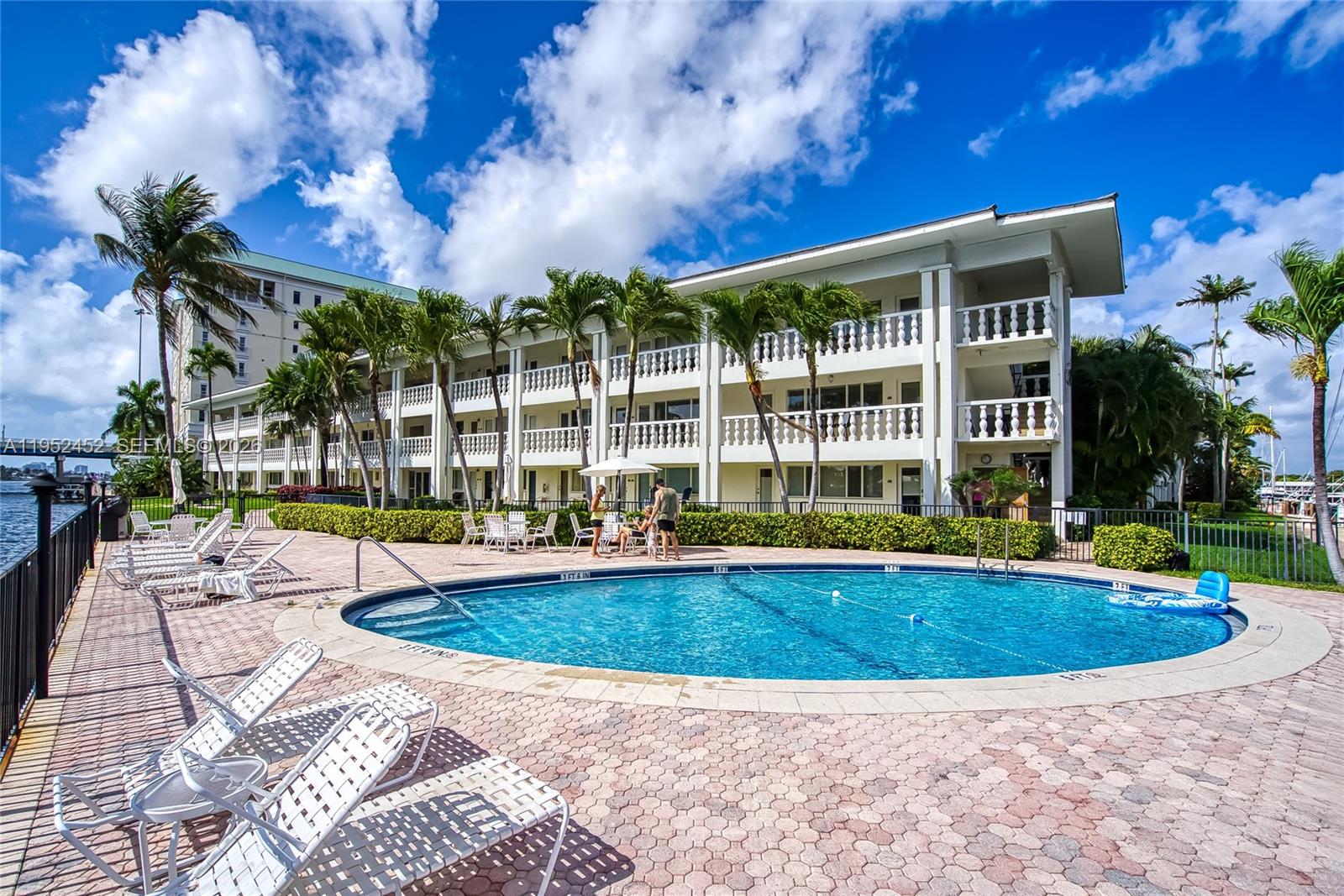 WATERSIDE ON THE INTRACOA - Residential