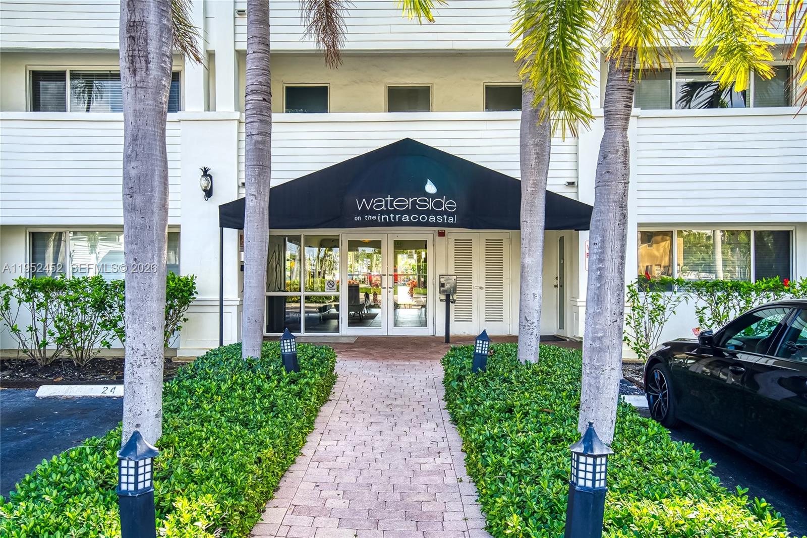 WATERSIDE ON THE INTRACOA - Residential