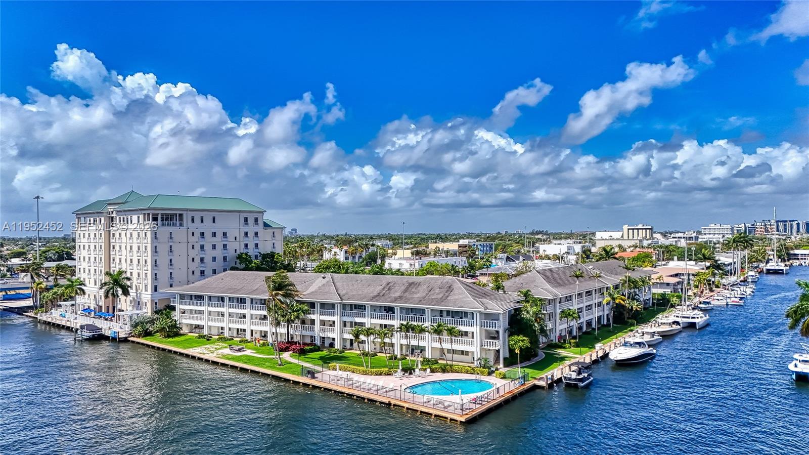 WATERSIDE ON THE INTRACOA - Residential