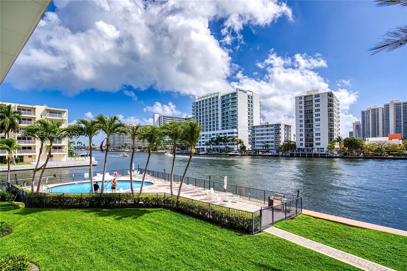 WATERSIDE ON THE INTRACOA - Residential