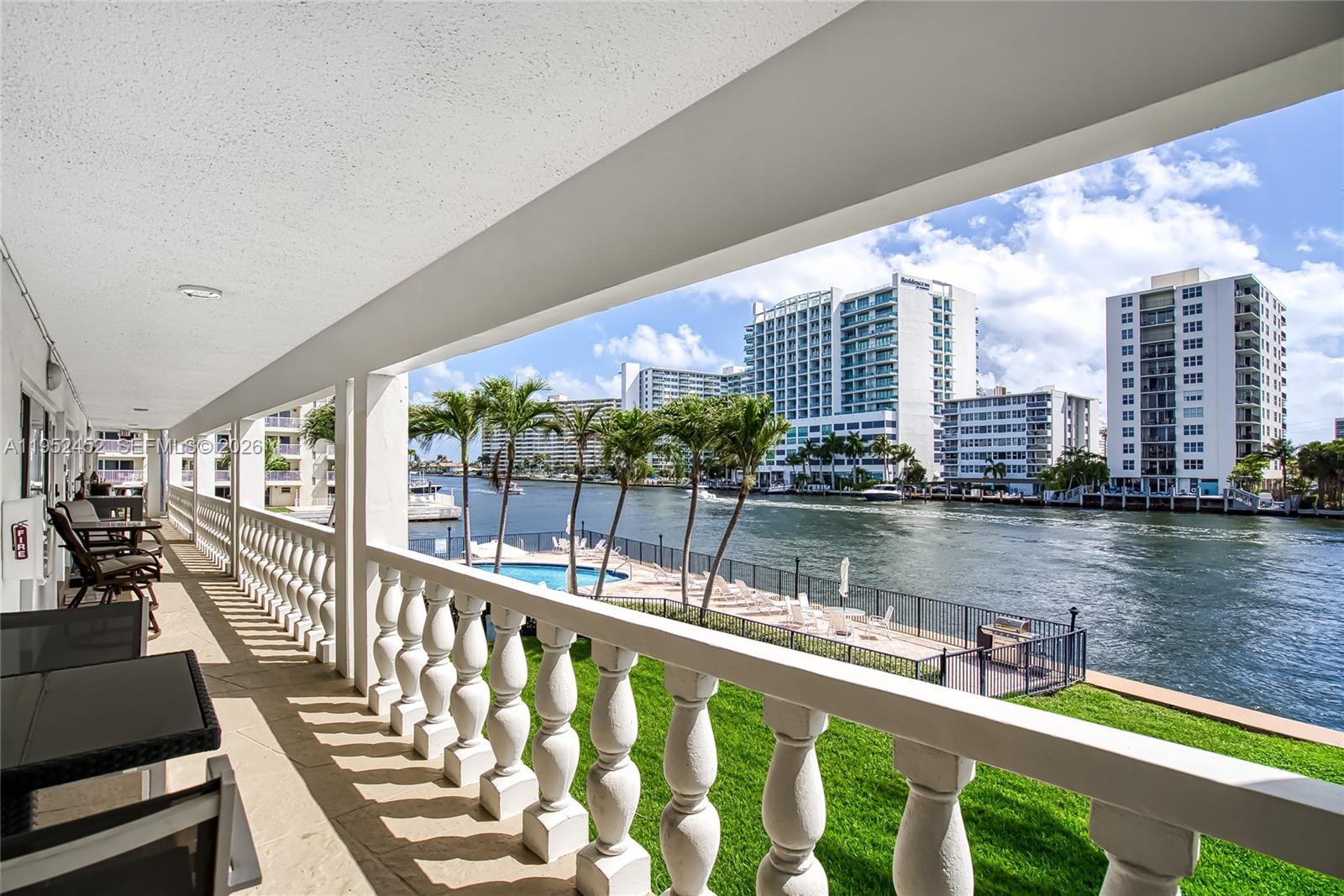 WATERSIDE ON THE INTRACOA - Residential