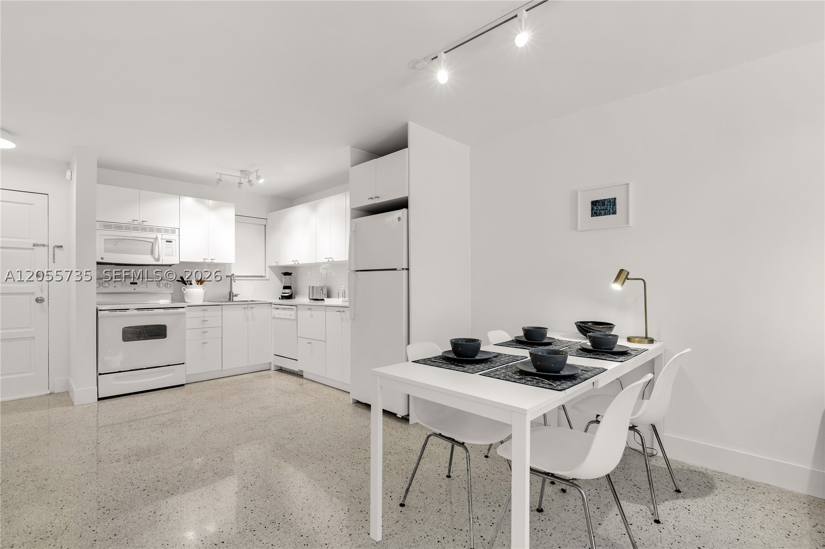 EL RIO CONDO - Residential Lease