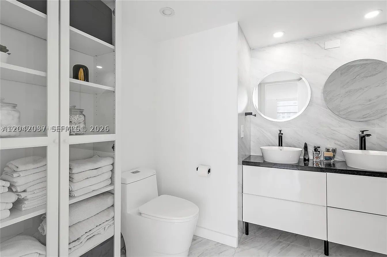 ADMIRALS PORT CONDO-EAST - Residential