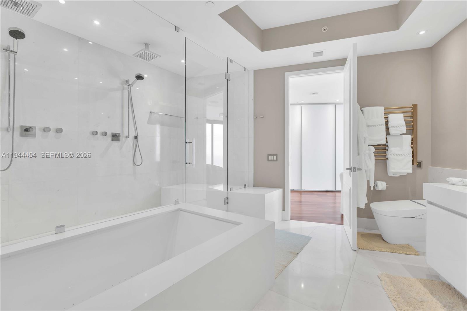18555 COLLINS AVENUE COND - Residential