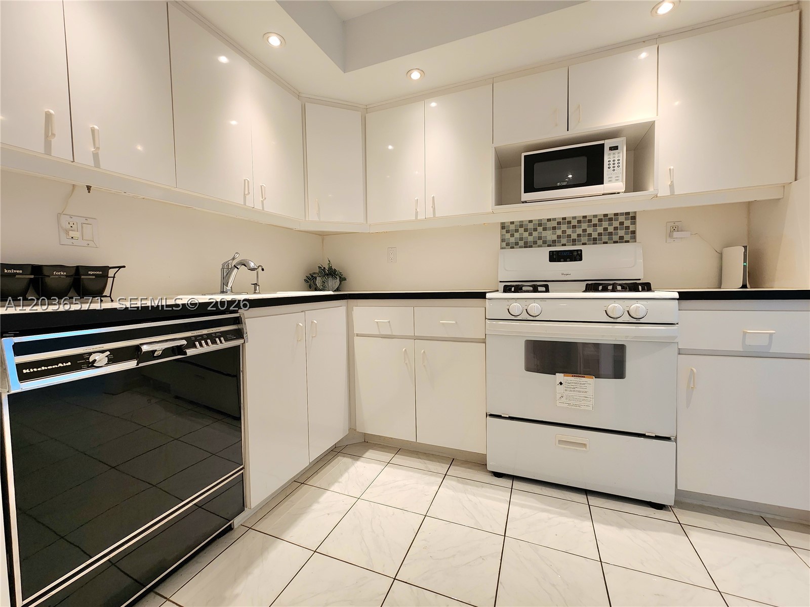 PARKER PLAZA CONDO ESTATE - Residential Lease