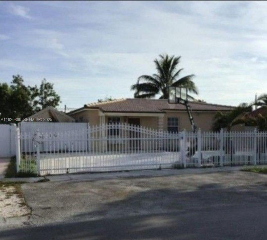 Incredible property in the heart of Hialeah, 4 bedrooms, 3 bathrooms, the master bathroom has a jacuzzi, very good lighting, excellent view of the backyard which has space for a pool and much more, independent entrances on both sides of the yard, shed, fence, and sliding gate in front of the house.
Located in one of the most desirable areas of Hialeah, it has a large lot. Close to schools, It,s close to shops, supermarkets, and major roads. The neighborhood is very quiet. with a 1% contribution to the buyer. AS-IS