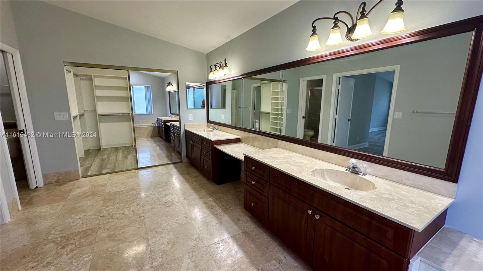 BOCA SPRINGS - Residential