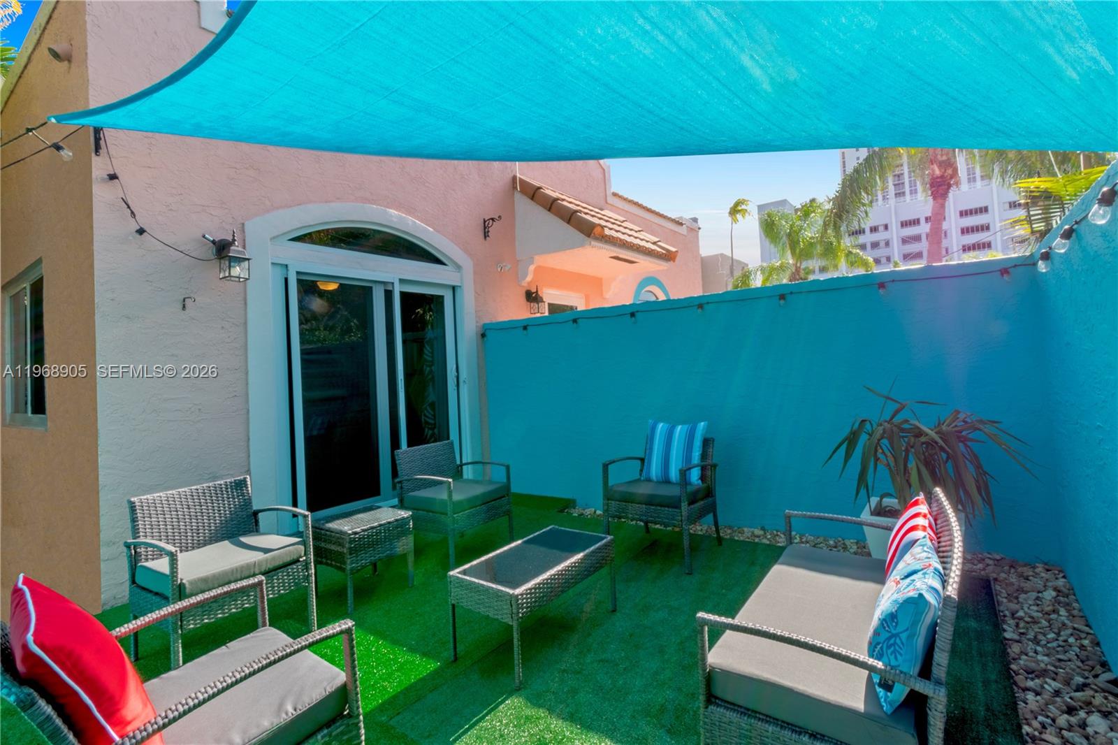HOLLYWOOD - Residential Income