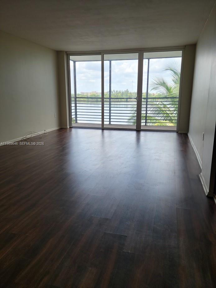 ROYAL BAHAMIAN WEST - Residential