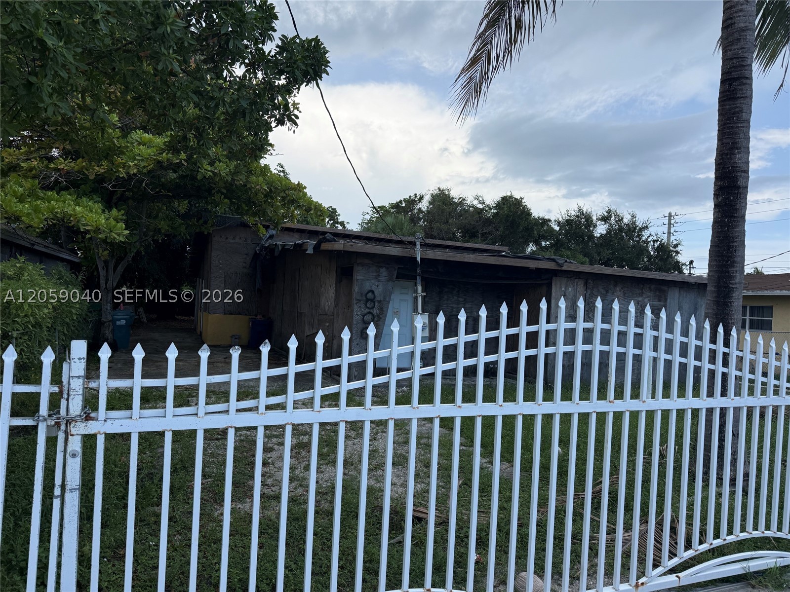 Investor opportunity, Land Value Only, Don t miss the opportunity to own a lot with a primary Zone Duplexes