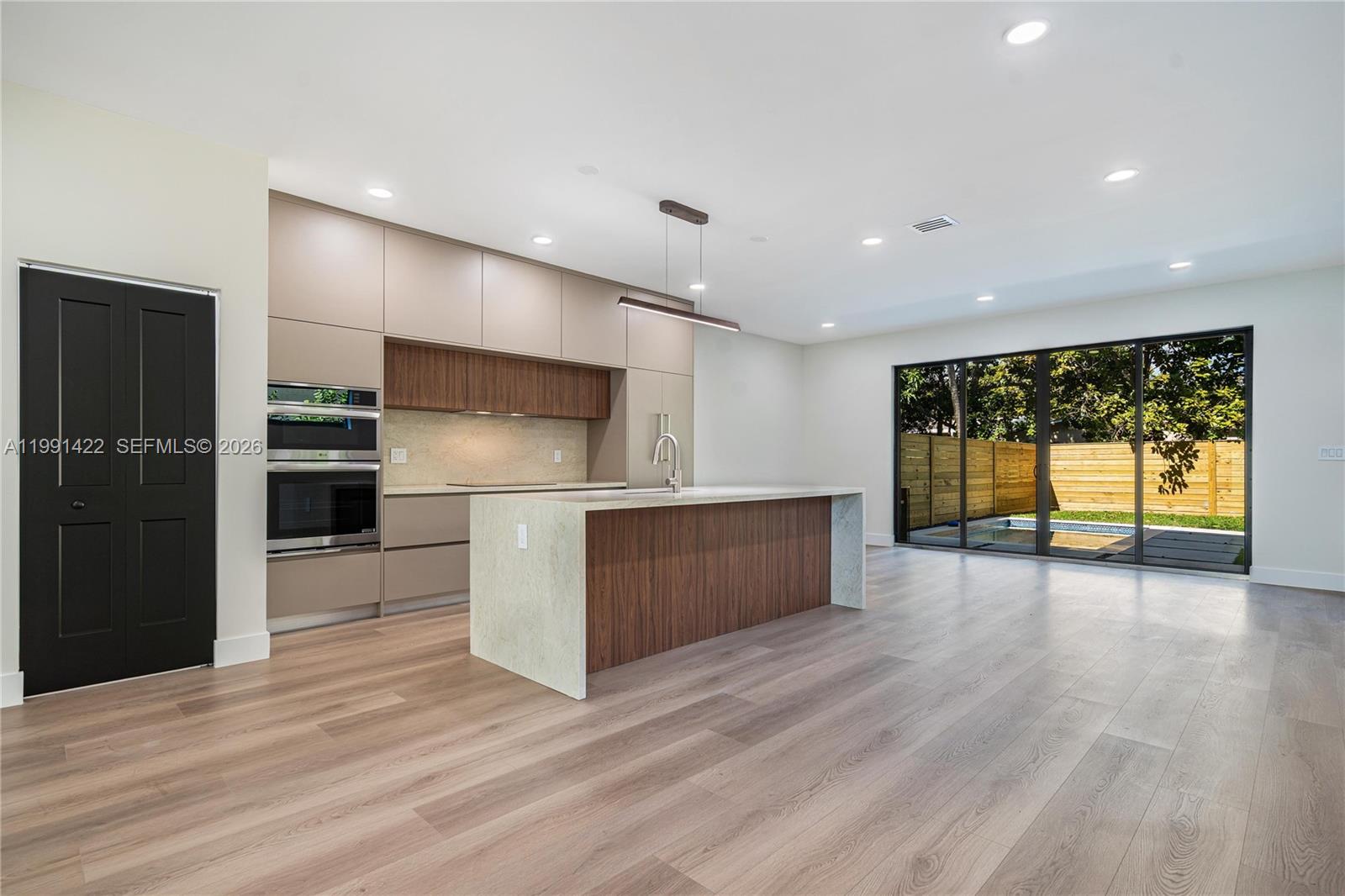 281 PRIME CONDO - Residential
