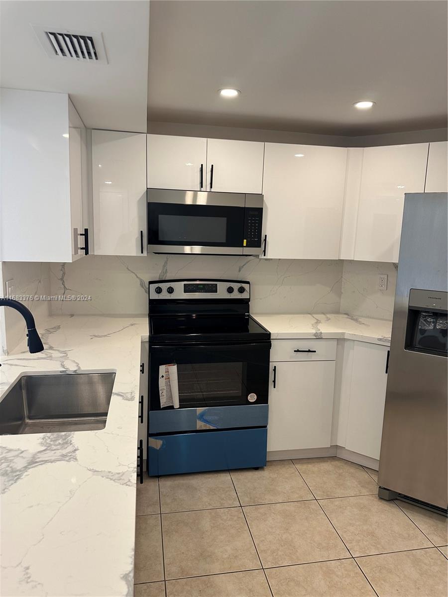 BLEAU FONTAINE CONDO #3 - Residential Lease