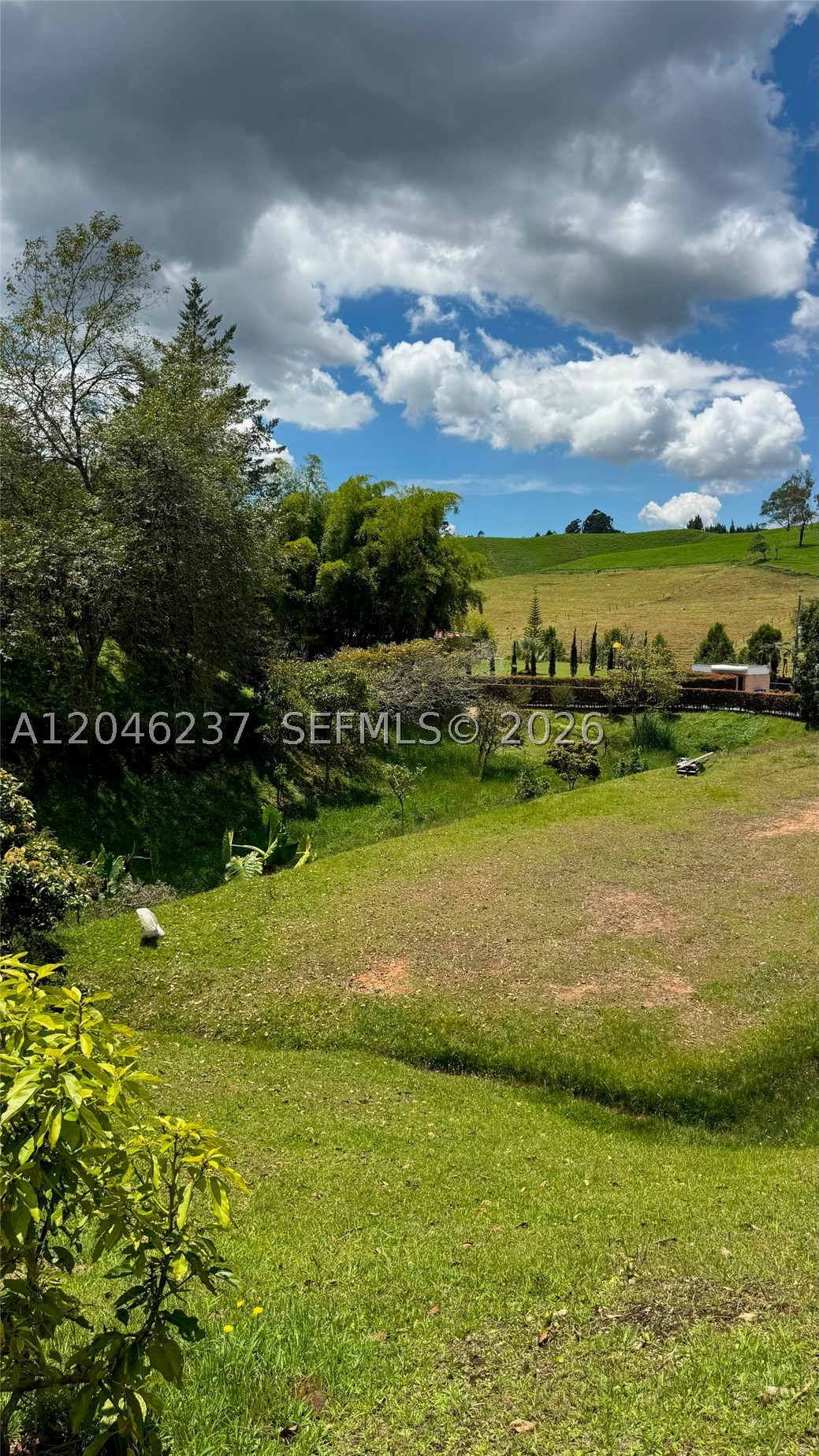 Beautiful Lot 39 SENDEROS DE QUIRAMA, Gate1.  Location: El Carmen de Viboral, Antioquia-COLOMBIA; a peaceful development comprising 64 lots. This corner lot offers an ideal surface for immediate construction, with all preliminary site work already completed. Basic infrastructure includes site grading, an individual utility meter and power connection, and a paved, permeable internal road ensuring safe and easy access. Active local water supply. Located in an area with high appreciation potential, making it ideal for investment or building a permanent residence. A quiet, secure setting—perfect for enjoying nature and privacy.