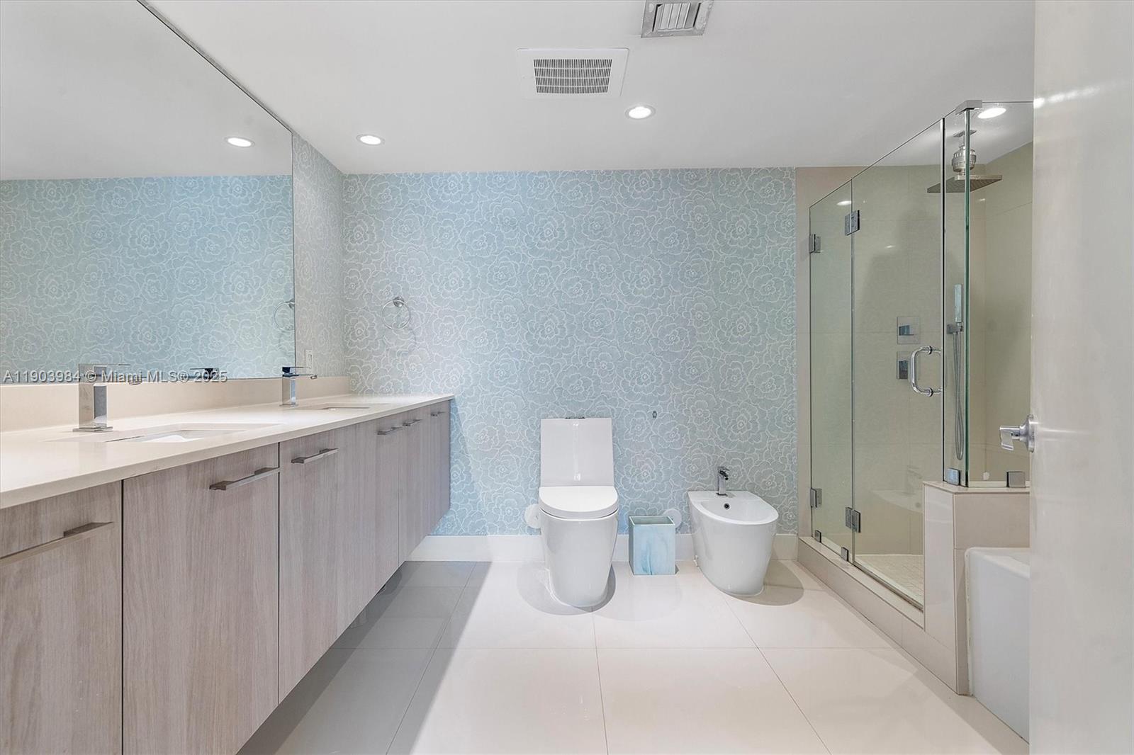THE PALMS CONDO - Residential