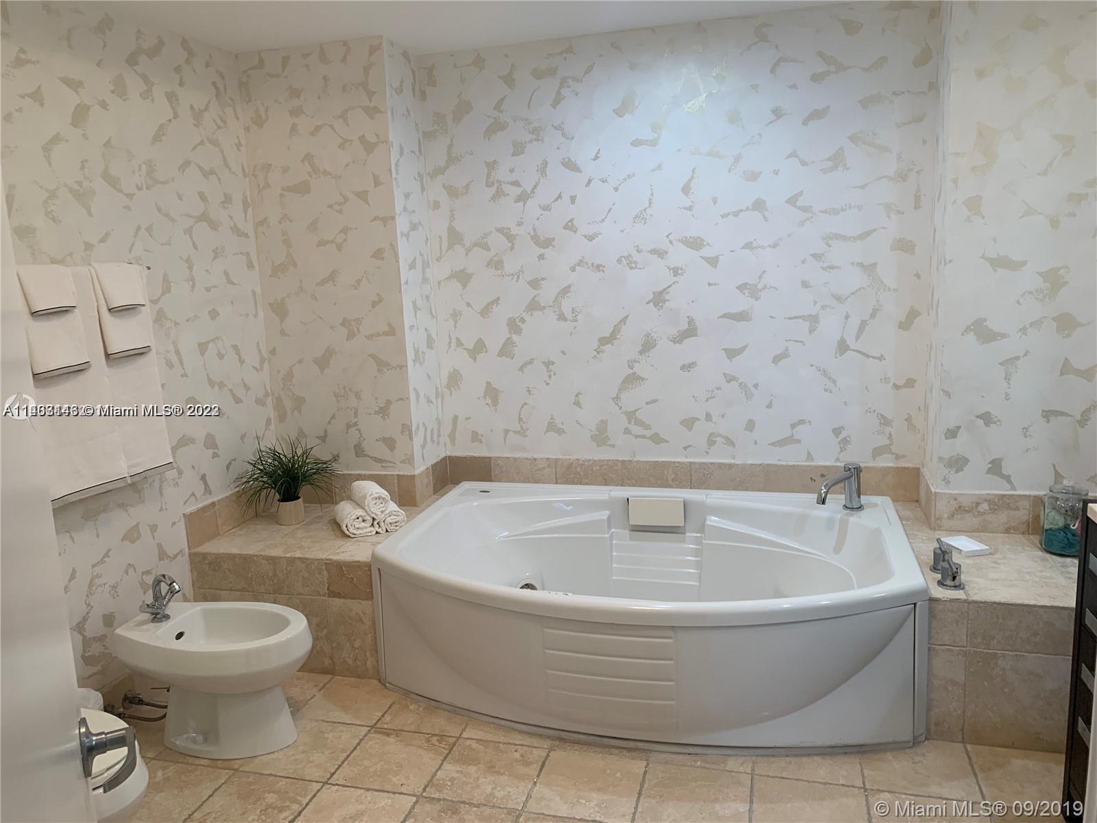 TRUMP ROYALE CONDO - Residential Lease