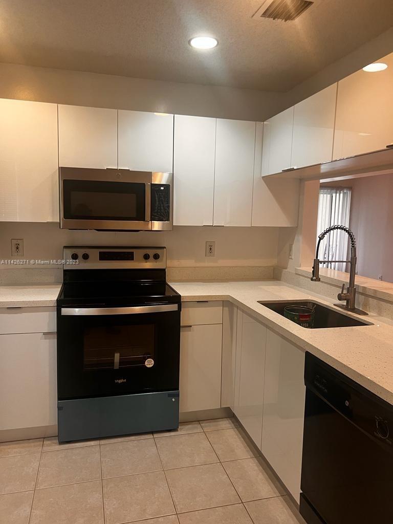 VILLAGES OF RENAISSANCE - Residential Lease