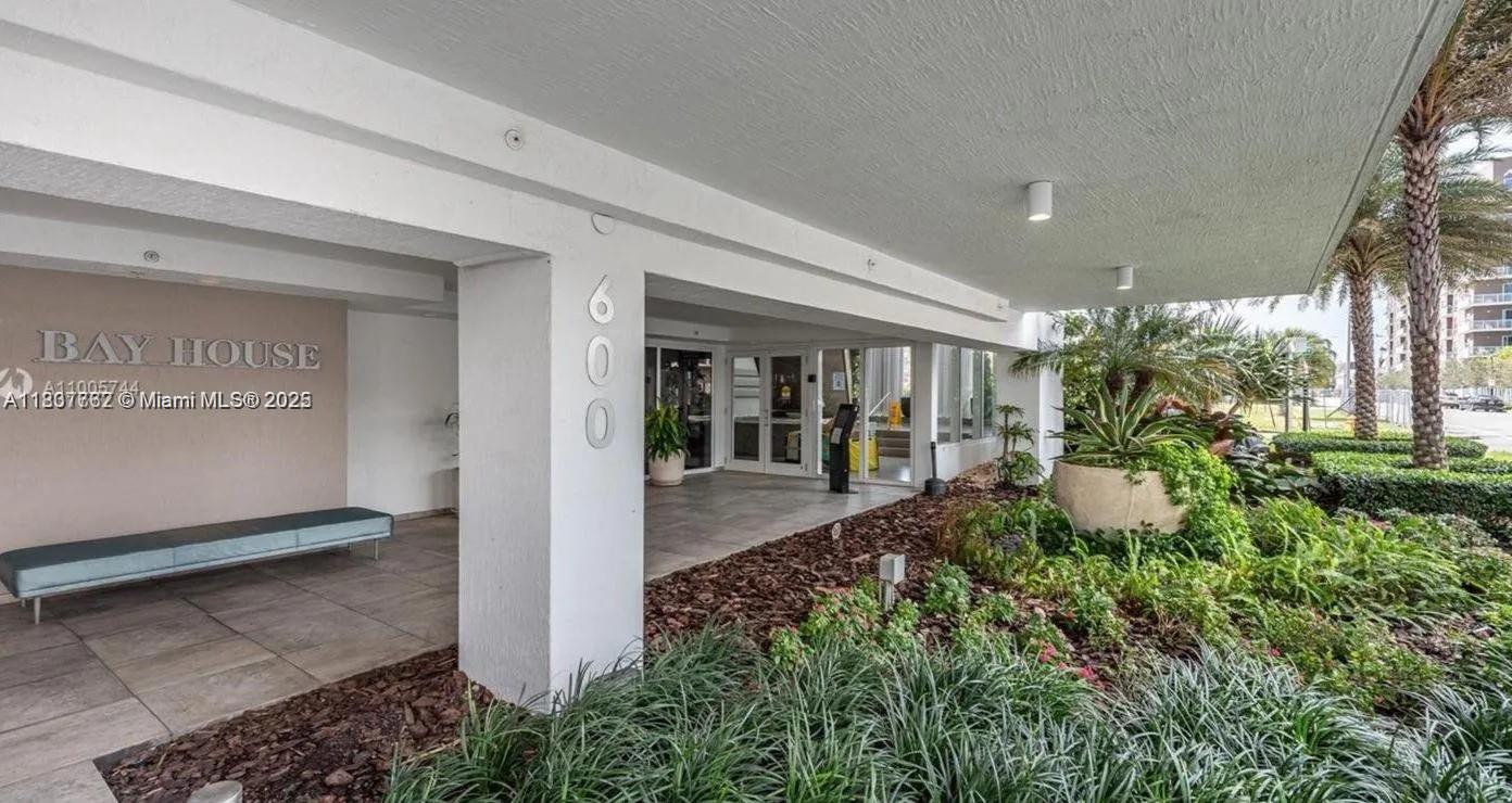 BAY HOUSE MIAMI CONDO - Residential