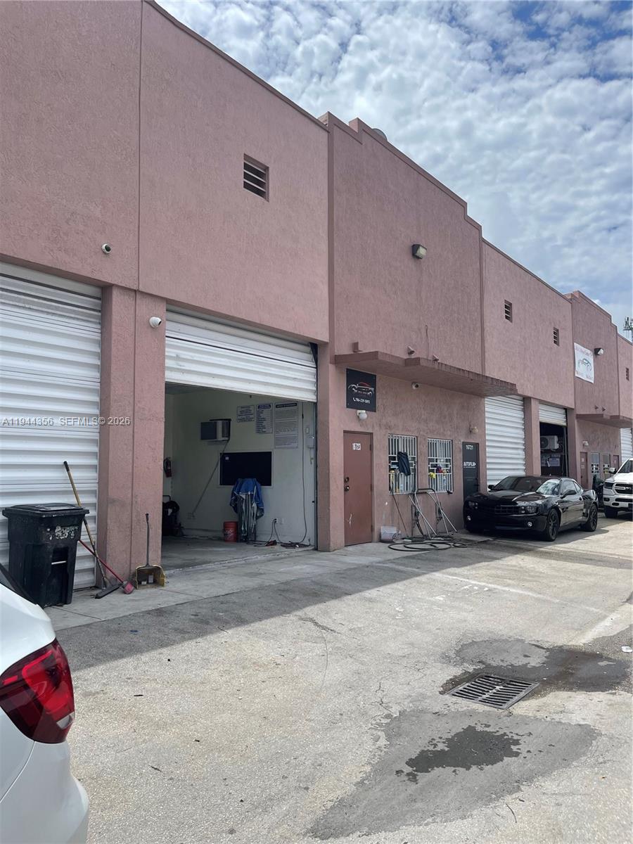 Warehouse Office Space and Restrooms 20 ft Clear Ceiling Height, Ideal for any type of business or venture, easy
access to important roads such as Turpinke and 826