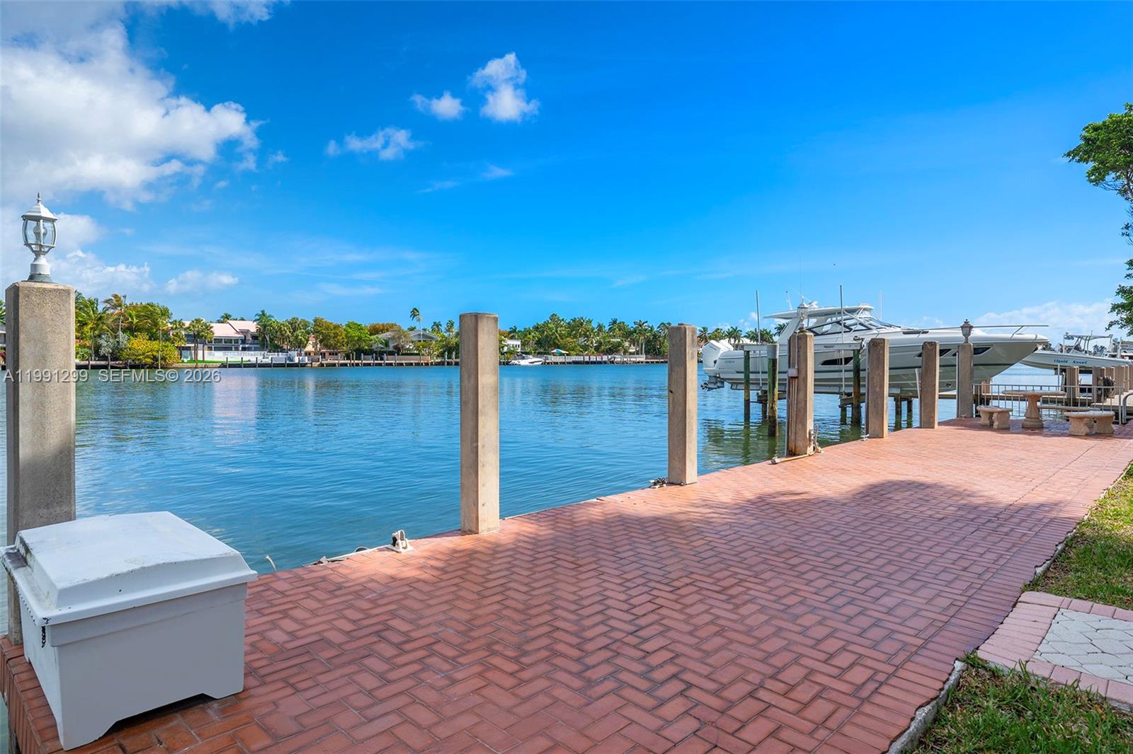 HOLLYWOOD LAKES - Residential
