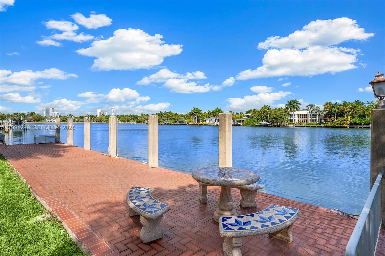 HOLLYWOOD LAKES - Residential
