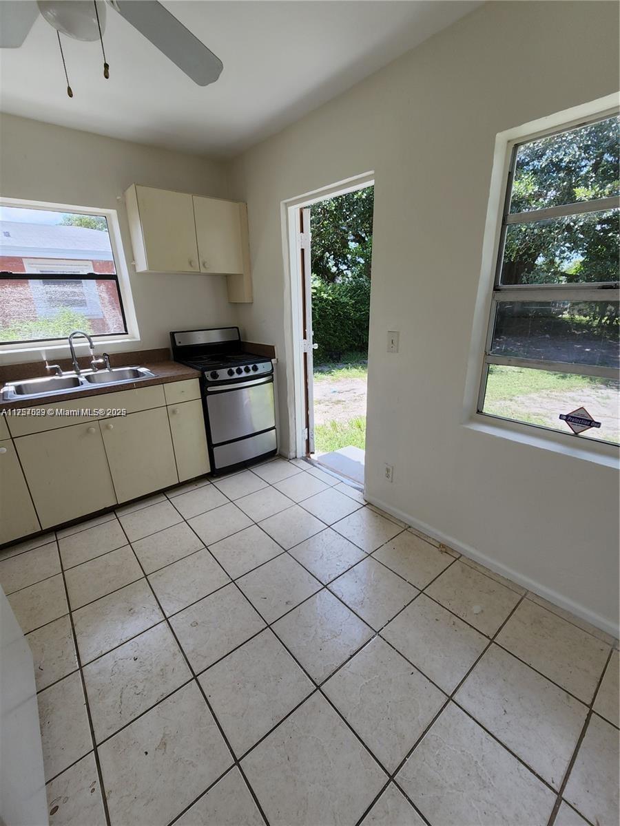 WASHINGTON PARK HALLANDAL - Residential Lease