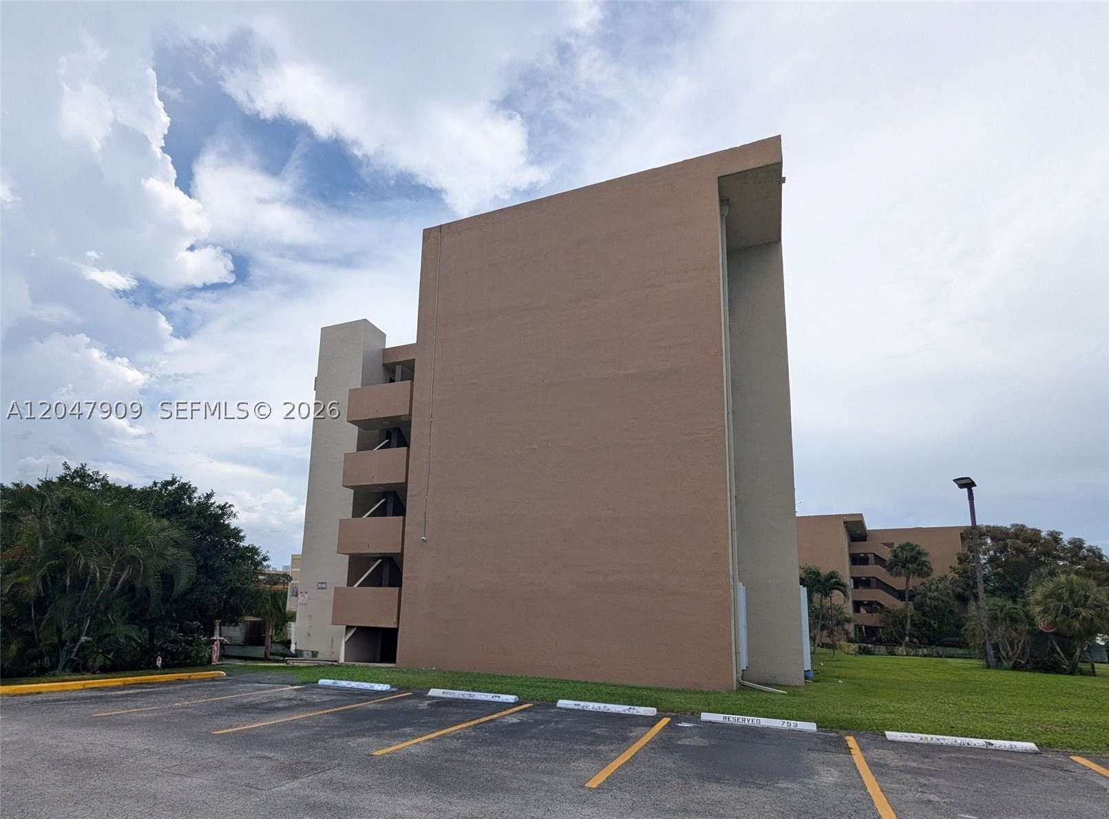 PARKSIDE NO 2 CONDO - BLD - Residential
