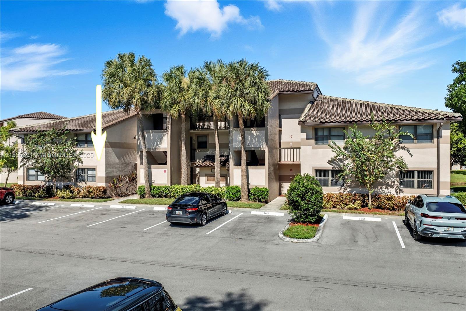 Freshly painted 3 bedroom 2 baths. Unit features a brand- new appliances, new flooring throughout. Located 5 minutes from Sawgrass Mall and major highway. Amenities include pool, gym, tennis court and a car wash area.