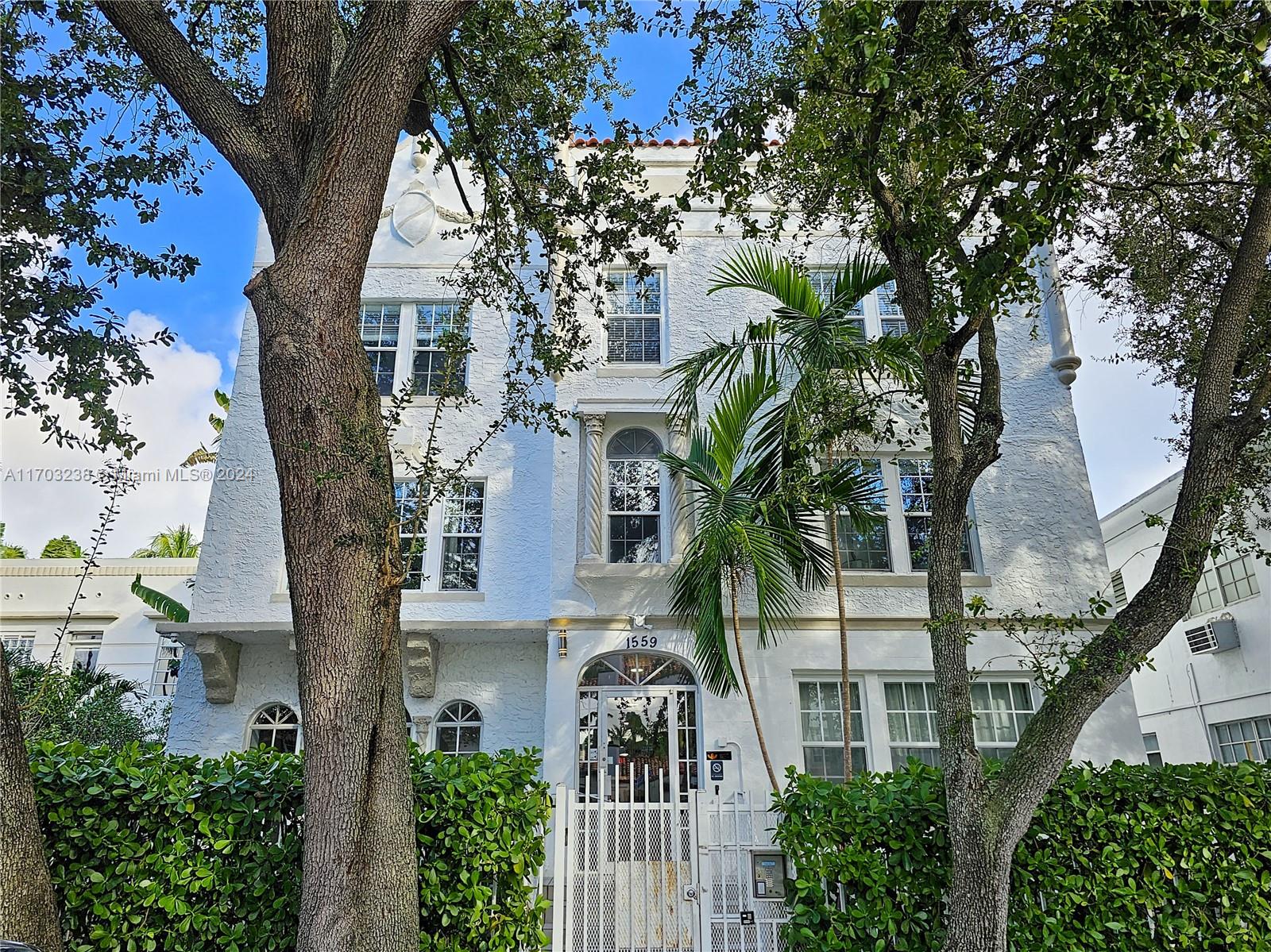 Cozy one bedroom apartment in the heart of South Beach! Walking distance to Lincoln Road, Beach, Flamingo Park, Ocean Drive and West Avenue. Remodeled kitchen with stainless steel appliances and granite countertops. Laundry room on the same floor as the unit. Great investment property, with tenants that love the unit. *BUILDING HAS FULL RESERVES - APPROVED FOR FINANCING* TENANT-OCCUPIED, 24 hour notice required. Rented until March 2027.
