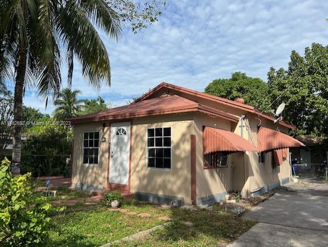 This house is in an excellent location; 25 minutes from the airport, 30 minutes from downtown Miami. Walking distance to good schools, supermarkets, shops and 15 minutes from Aventura Mall.
Tenant must have a credit score of no less than 670; must provide the most recent 3 month bank statements, and proof of purchase of rental insurance during the time occupying the property.