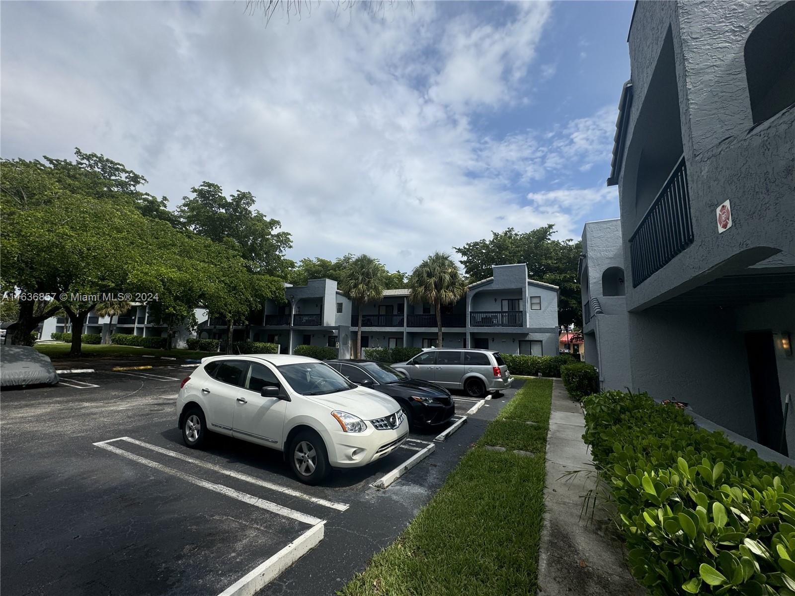 CORAL SPRINGS ESTATE TOWN - Residential