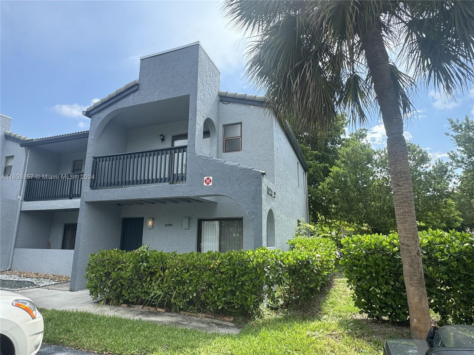 CORAL SPRINGS ESTATE TOWN - Residential