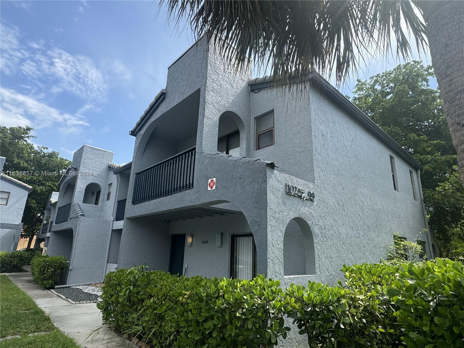 CORAL SPRINGS ESTATE TOWN - Residential