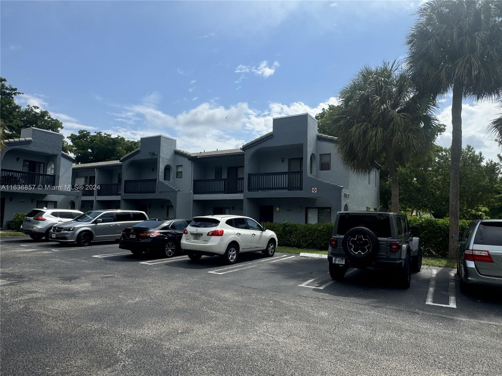 CORAL SPRINGS ESTATE TOWN - Residential