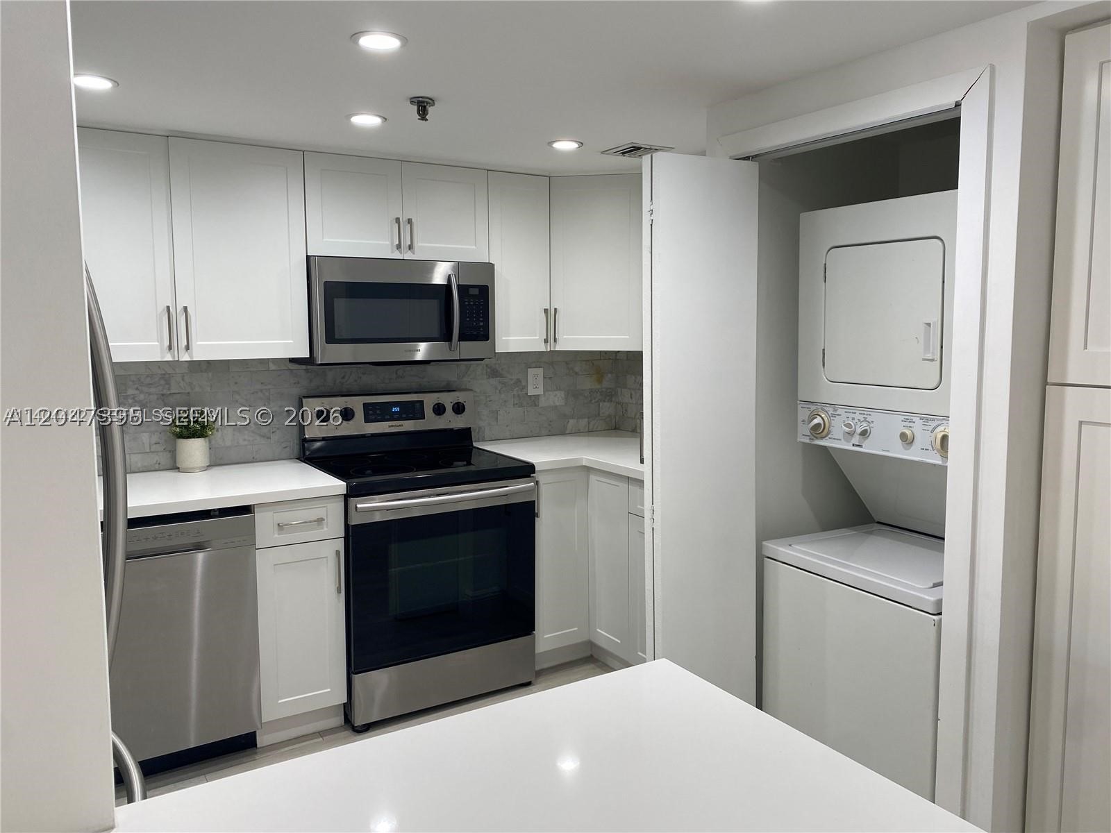 GREAT UNIT. SPACIOUS OPEN FOOR PLANS WITH LARGE PATIO ! THIS UNIT WONT LAST. CALL TO SET UP AN APPOINTMENT ASAP. ! EASY TO SHOW..