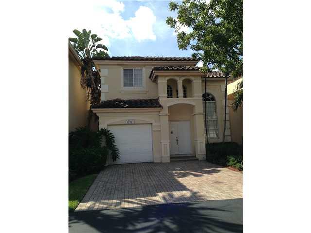 BEAUTIFU LTOWNHOUSE 3 BEDROOMS, 2 AND 1/2 BATHROOM. CERAMIC IN FIRST FLOOR AND WOOD IN SECOND.