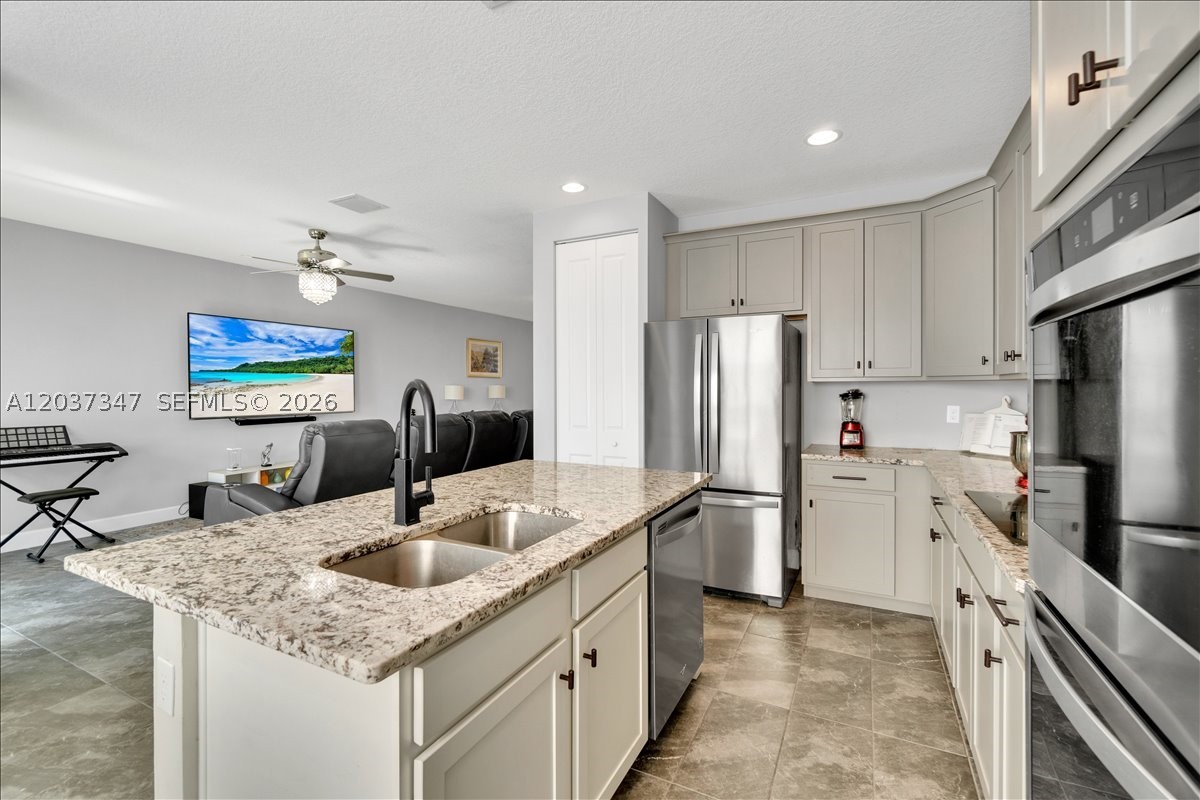 RESIDENCES AT PALM AIRE - Residential Lease
