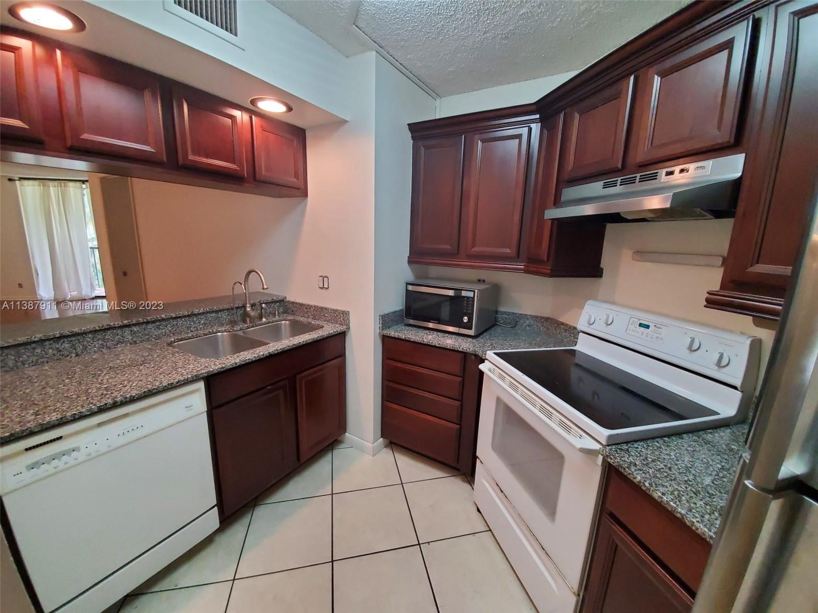 PLANTATION RACQUET CLUB - Residential Lease