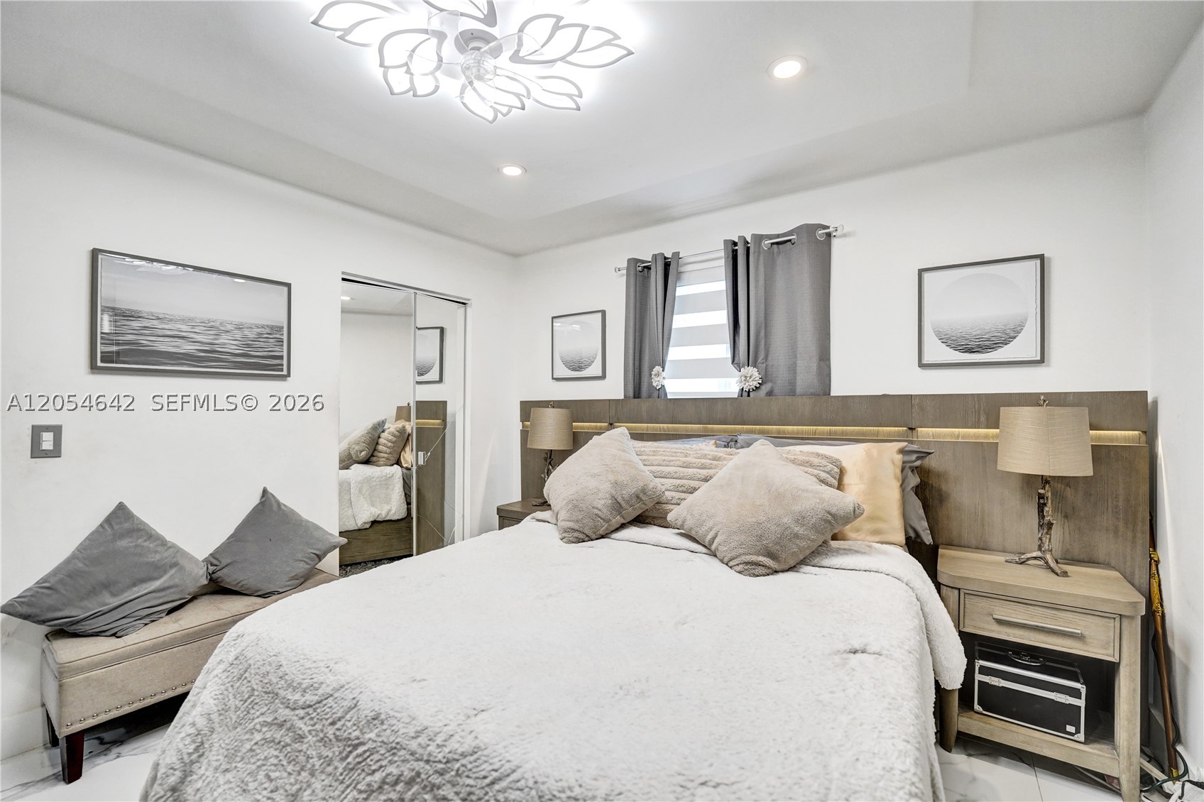 HOLLYWOOD HILLS - Residential